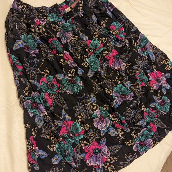 2/$20 VINTAGE floral pattern skirt - Picture 5 of 8